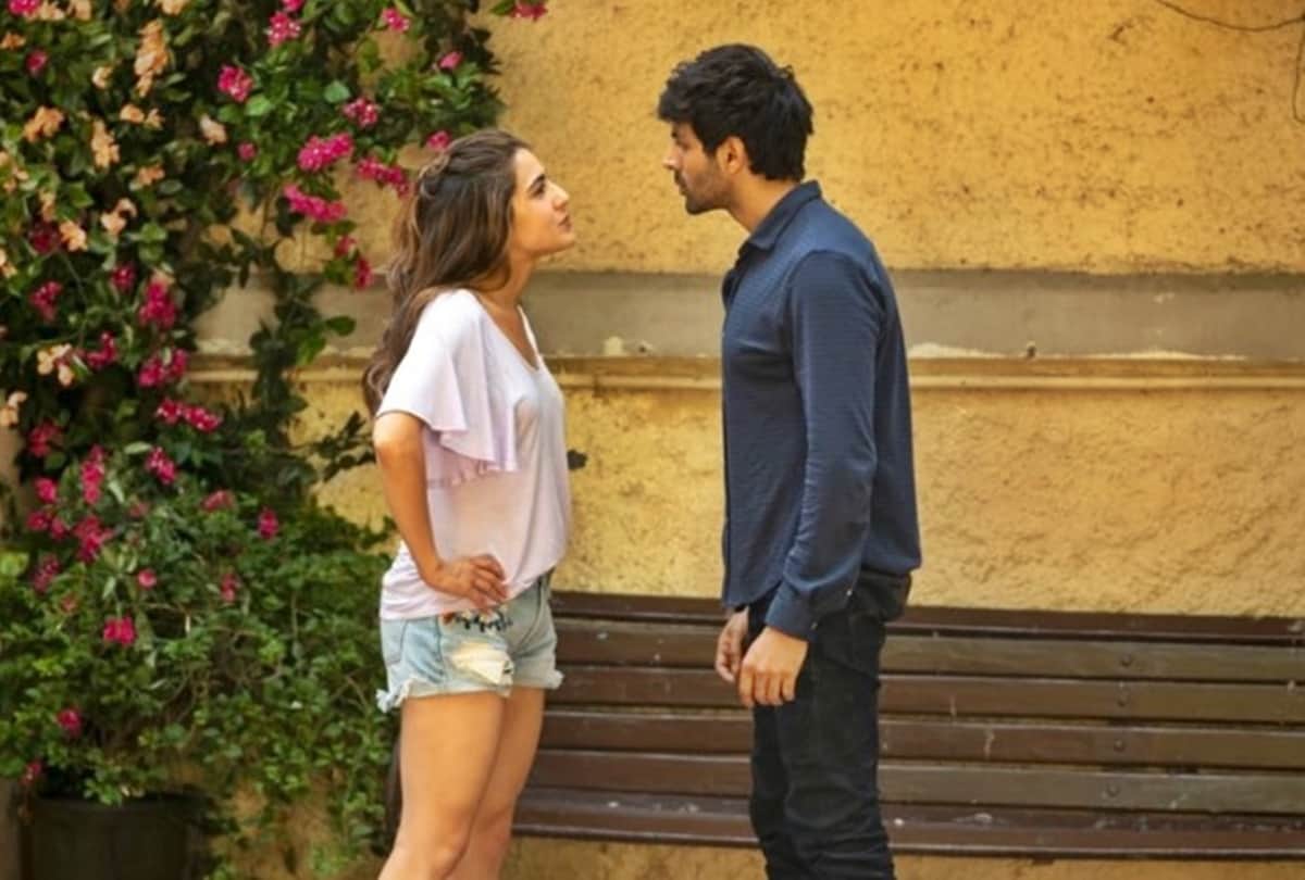 kartik aaryan spot with sara ali khan at the airport