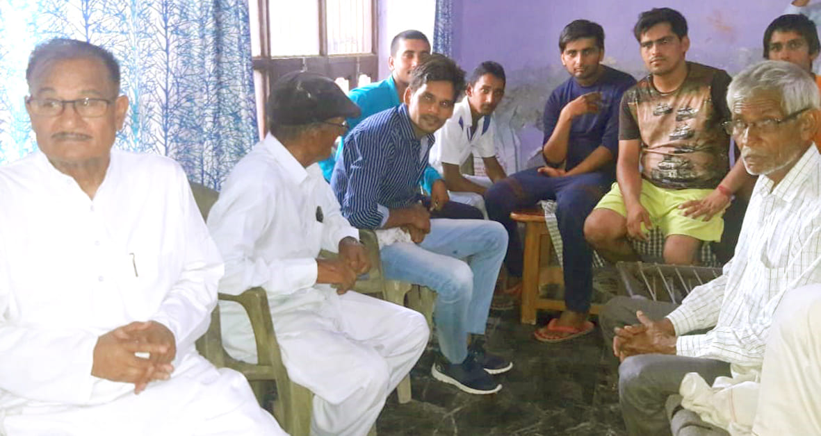 villagers listen the prime minister's man ki baat