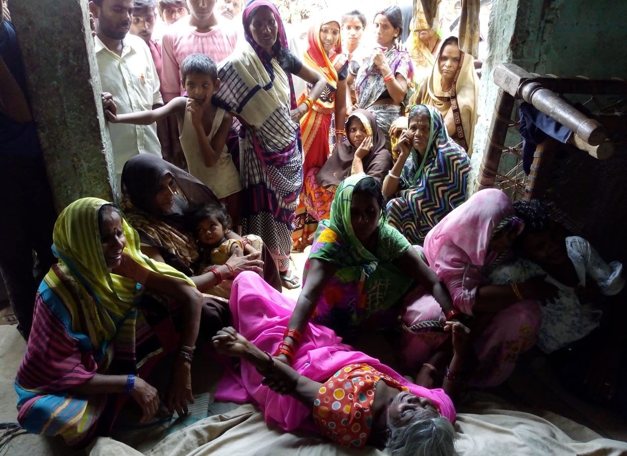 women dead body found hanging from roof kunda