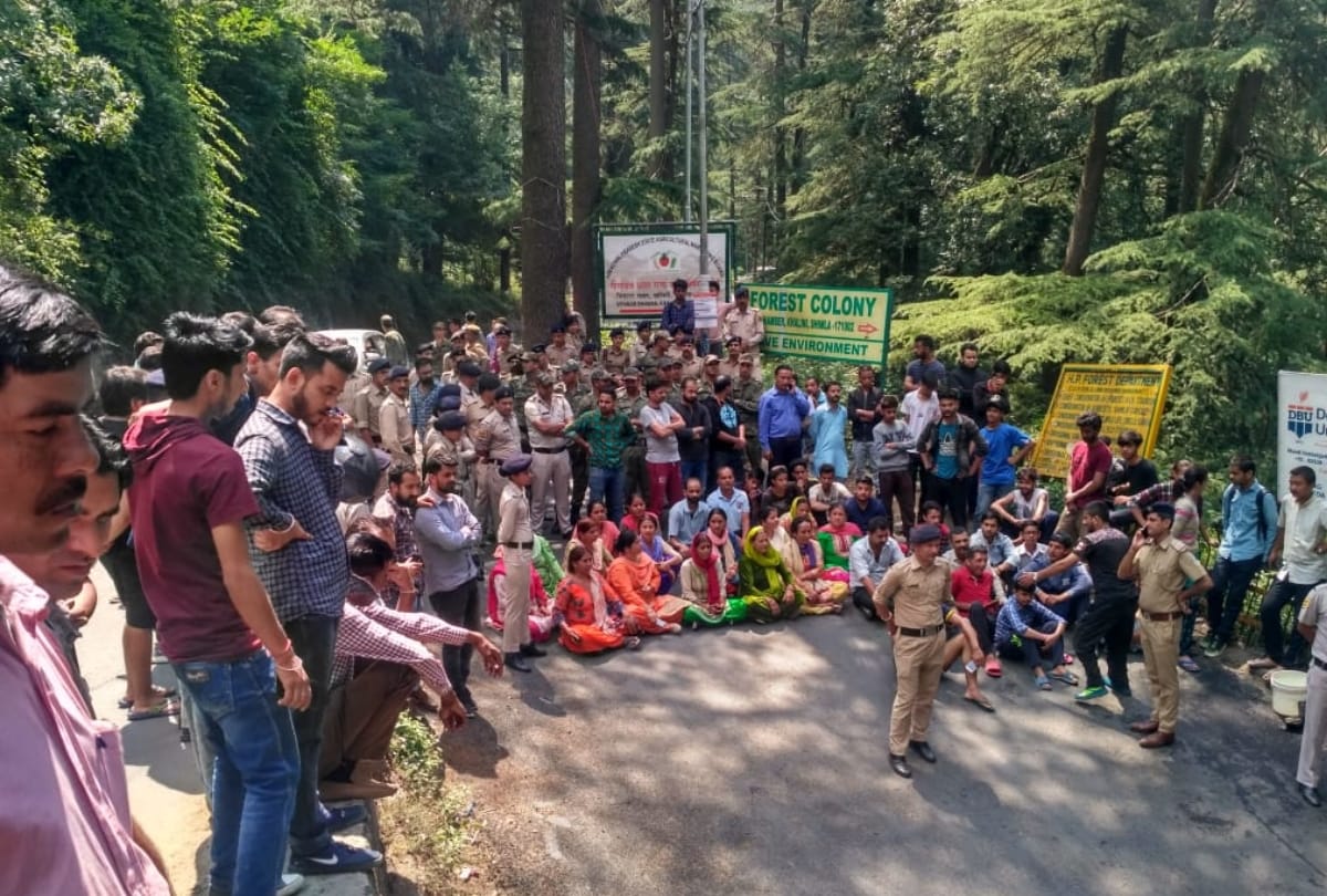 bus accident in shimla today parents protest against education minister suresh bhardwaj