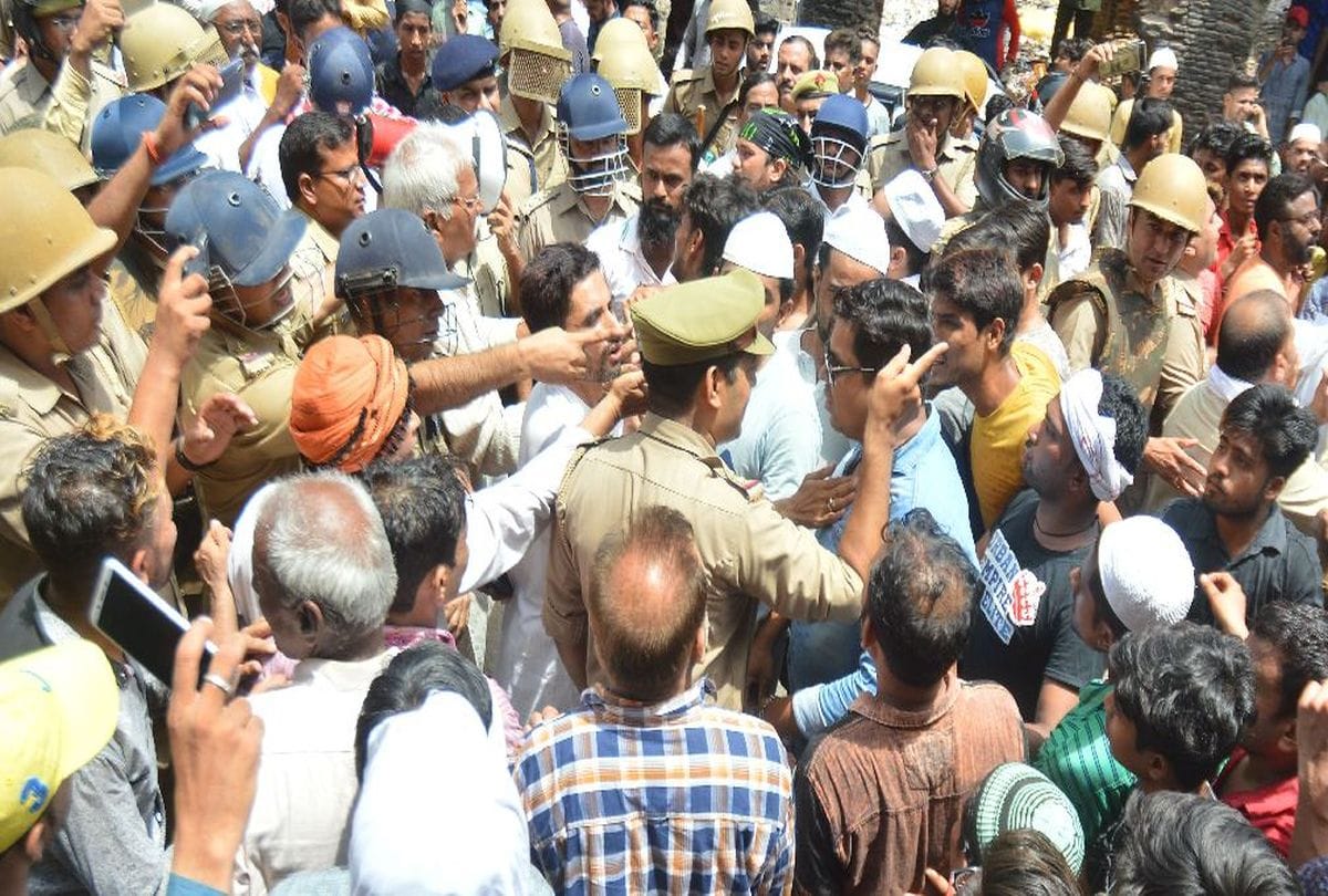 Police Lathi Charge on communal tension during protest against tabrez Death