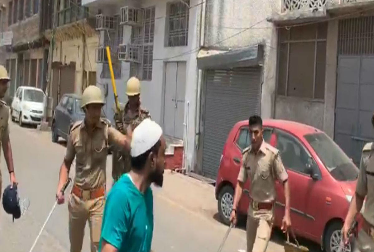 Police Lathi Charge on communal tension during protest against tabrez Death