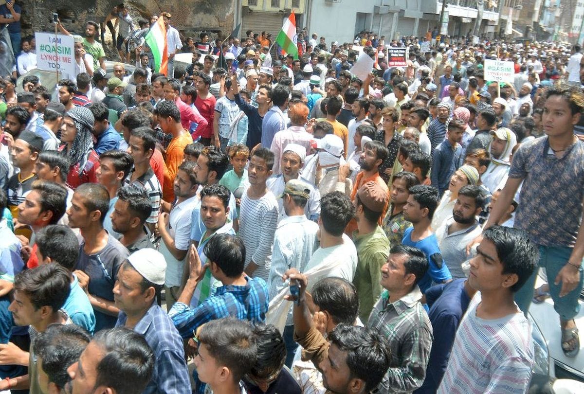 Police Lathi Charge on communal tension during protest against tabrez Death