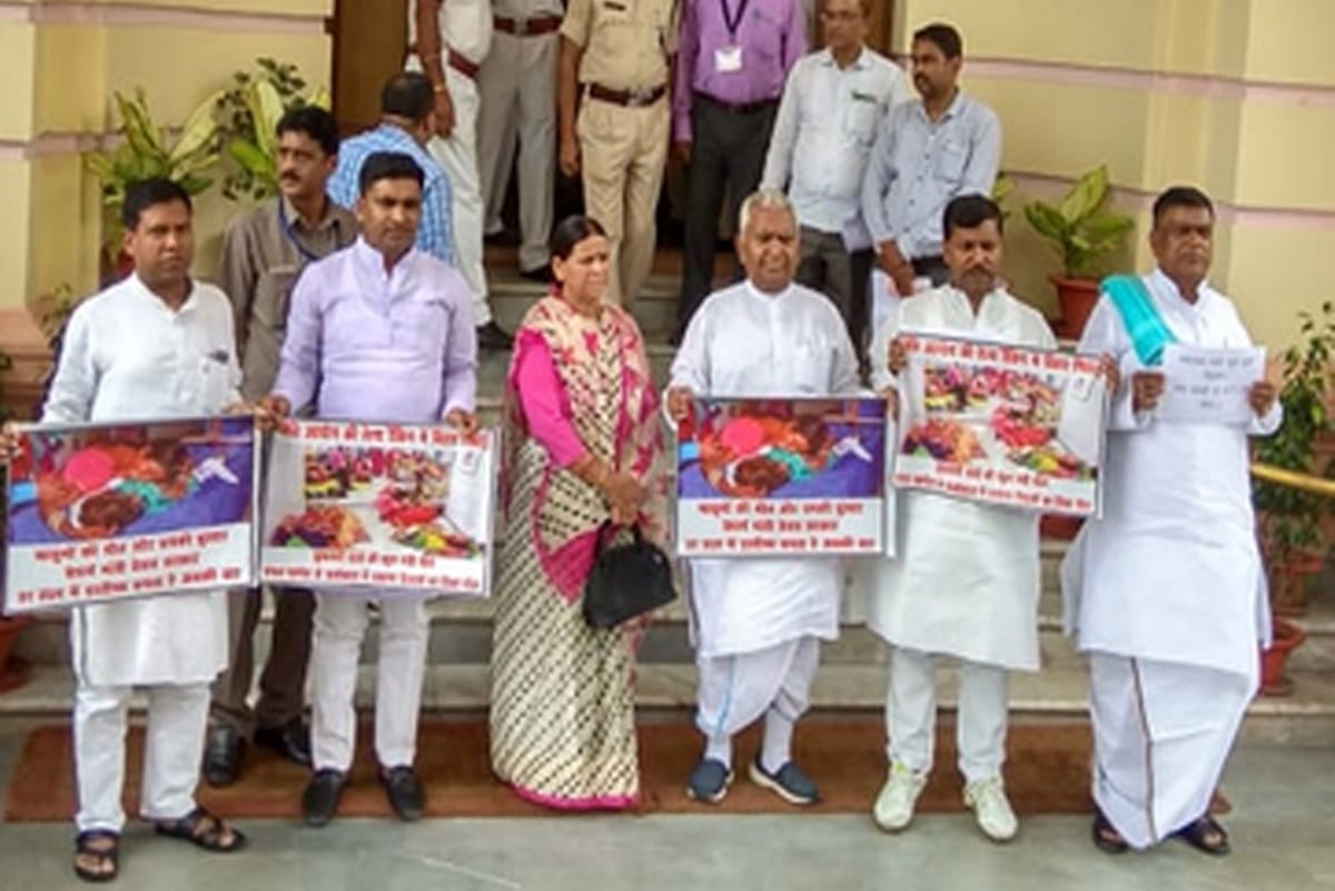 Bihar: RJD raised slogans at Legislative assembly and demanded resignation of Mangal Pandey