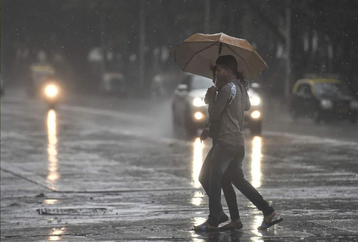 बरसात की बारिश में शिकरोहा गांव में टूटा आम रास्ता