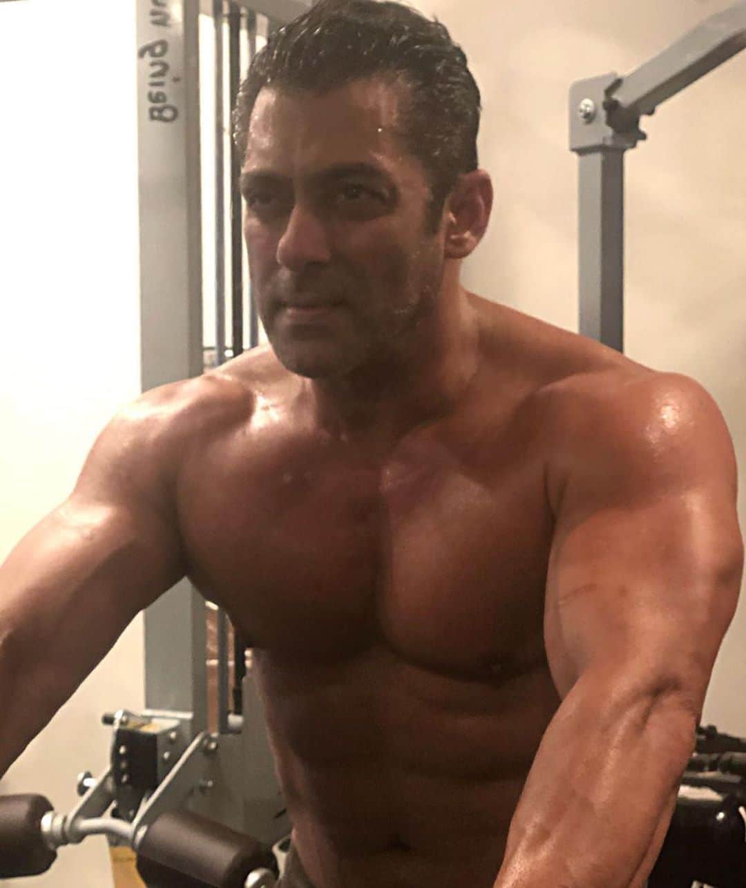 salman khan former bodyguard anas qureshi creat ruckus on road