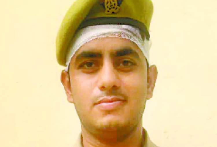 firing on police, two sipahi injured in lucknow