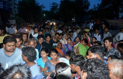 pillar and roof collapsed of shauchalaya on old woman died in varanasi