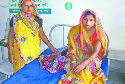 Delivery on road waiting for ambulance Infant death due to lack of treatment