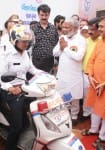 डीएन काॅलेज में आयोजित परिवहन विभाग के कार्यक्रम के दौरान महिला ट्रैफिक पुलिस  को रवाना करते स्वतंत्रदेव सिंह।