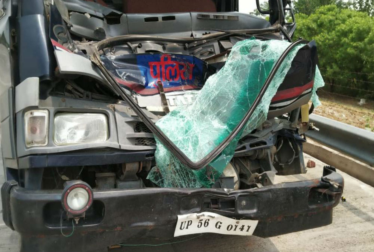 dozen policemen injured in accident on yamuna expressway