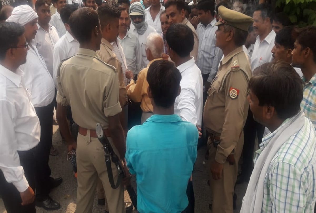 Lawyers protest against beaten a lawyer in court at Aligarh