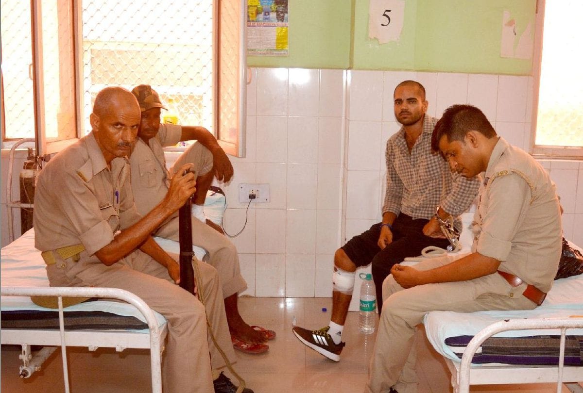 dozen policemen injured in accident on yamuna expressway
