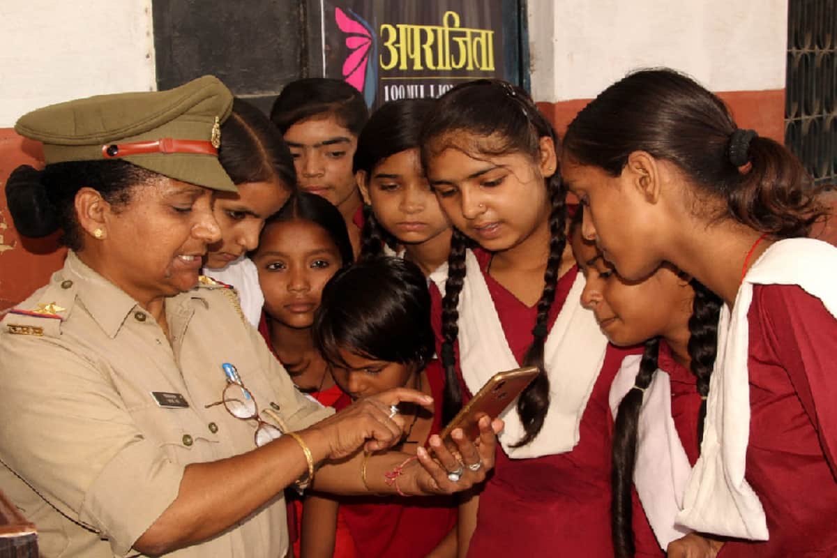 Amar Ujala Aparajita Campaign: Women police officers have given tips on security to girl students