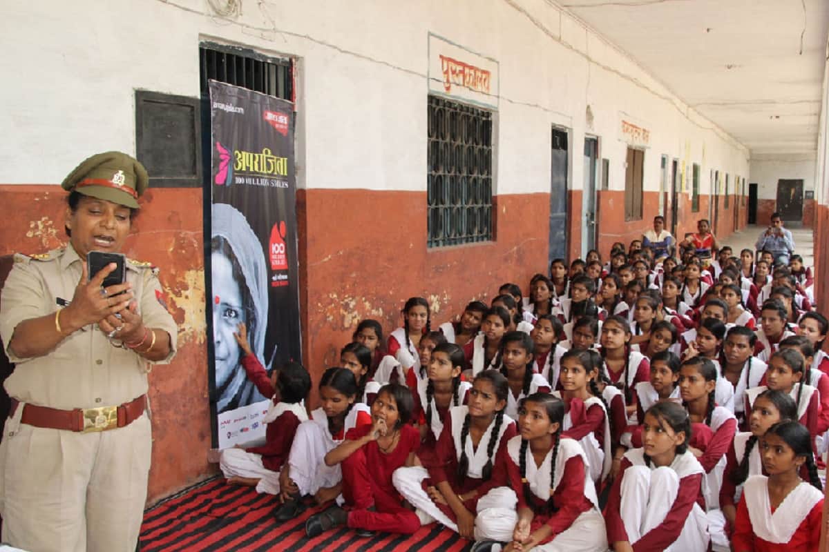 Amar Ujala Aparajita Campaign: Women police officers have given tips on security to girl students