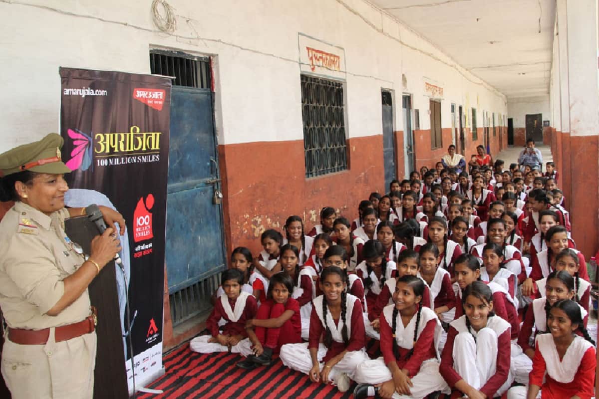 Amar Ujala Aparajita Campaign: Women police officers have given tips on security to girl students