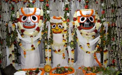 ये एकमात्र ऐसा मंदिर है जहां भगवान के विग्रह काष्ठ के हैं और यहां भगवान अपने भाई और बहन के साथ हैं।