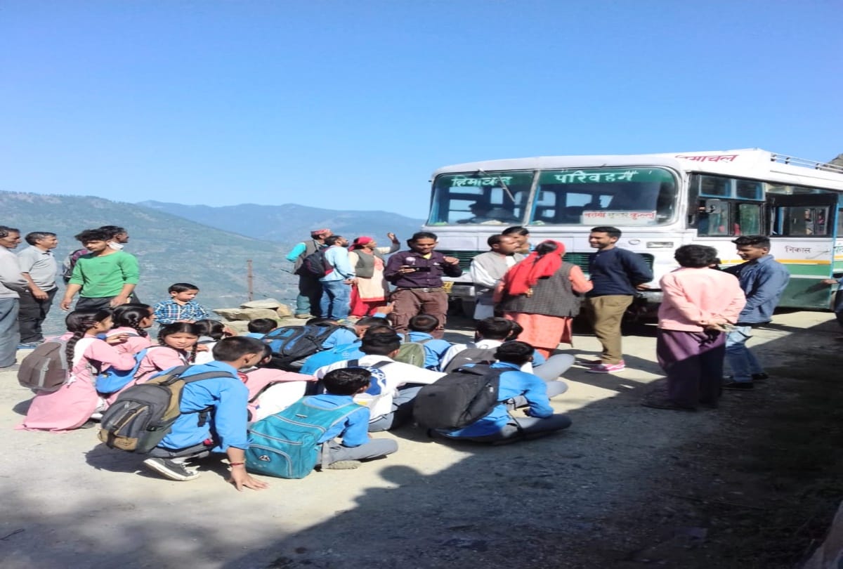 student protest in bhuntar kullu due to shortage of buse