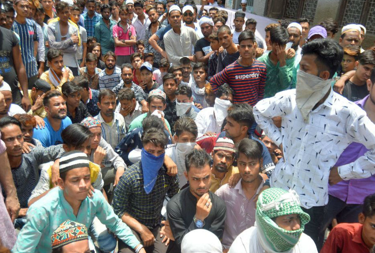 Clash in Agra stone pelting and communal tension during protest for tabrez ansari death