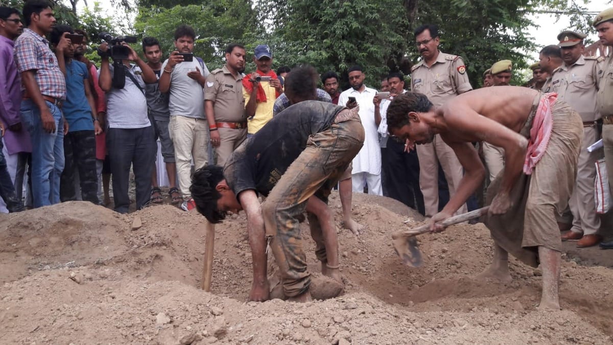 azamgarh dr rafi of CMO Dead body pulled out of grave varanasi 
