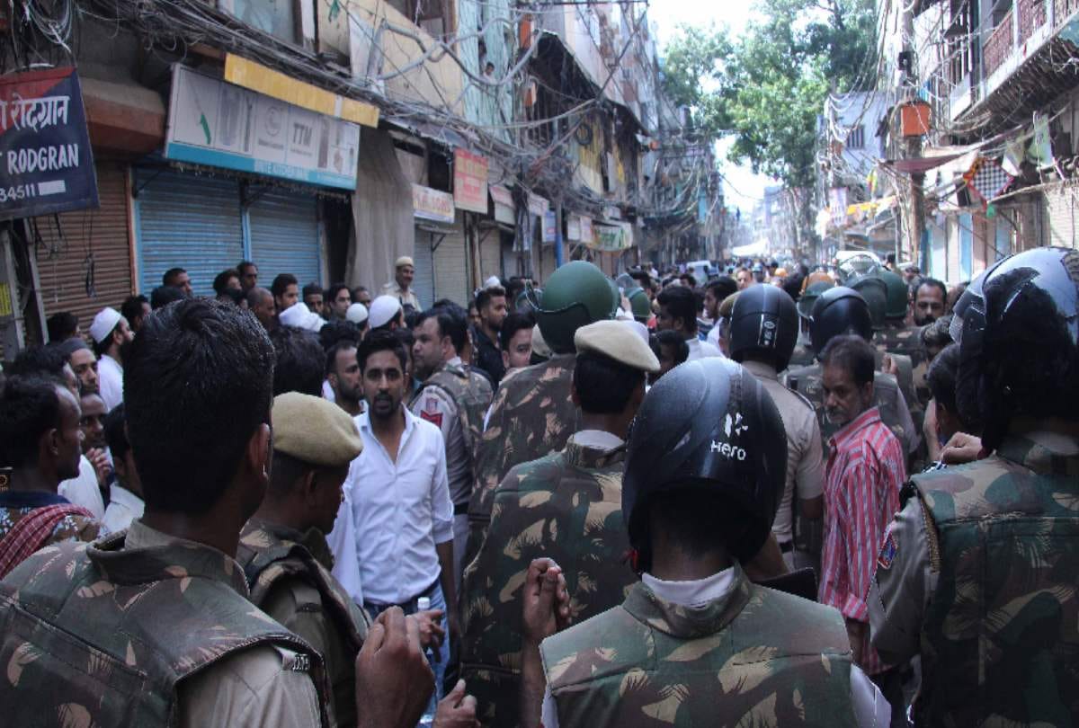 delhi hauz qazi lal kuan dispute Accused underground, police Continue search