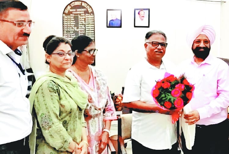 punjab university india coffee house closed, owner honoured by administration