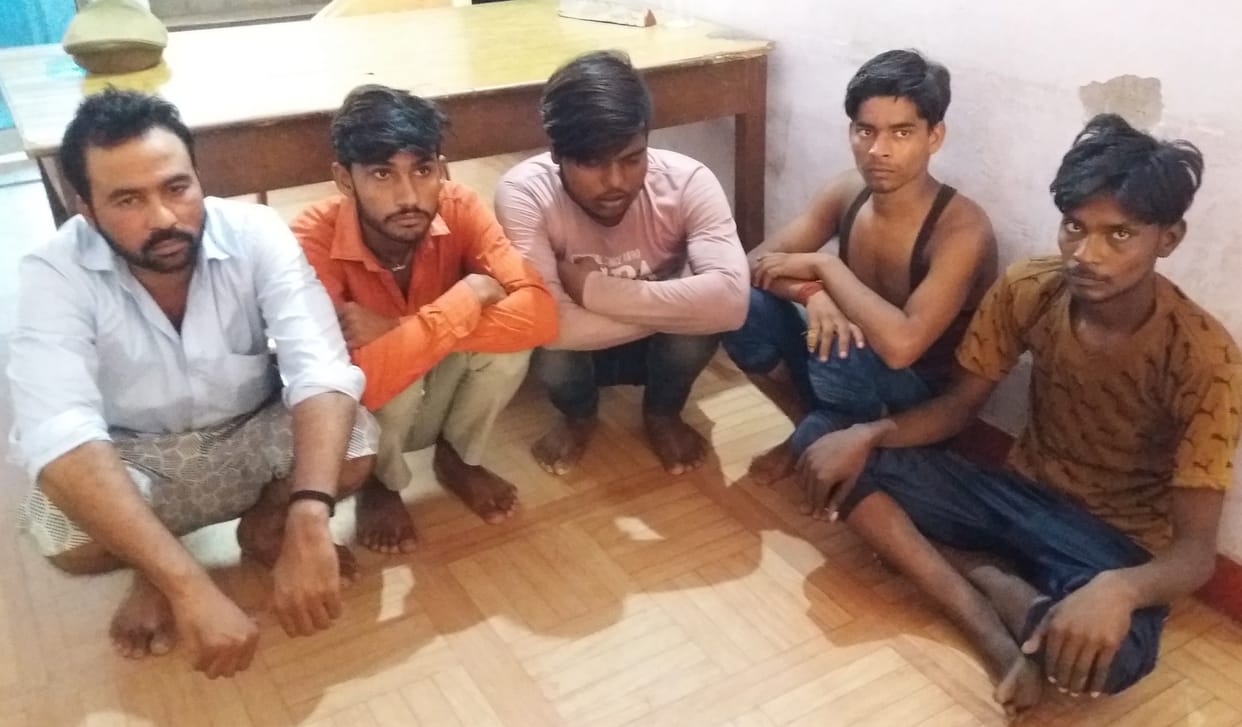 Five sticks to steal battery from e-rickshaw