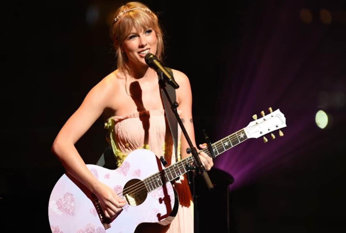 Hollywood singer Taylor swift and travis kelce lip kissed in concert video went viral on internet