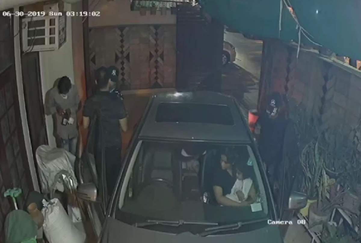 delhi criminals loot businessman on gunpoint then encounter with police and fled away