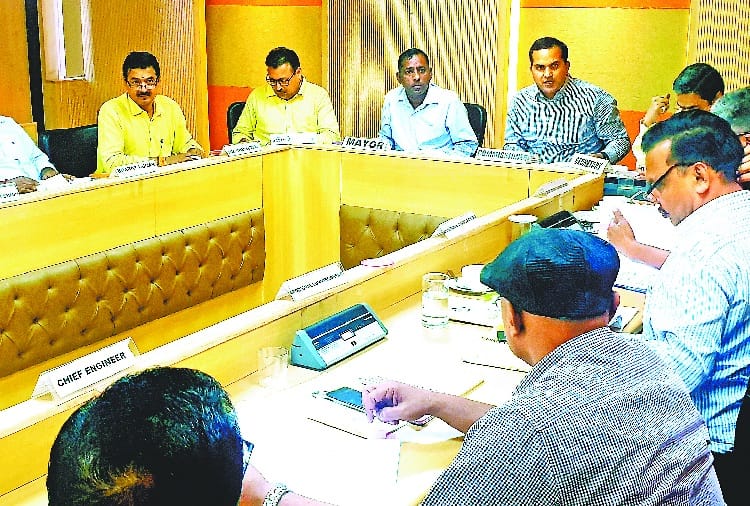 nagar nigam commissioner warning to officers