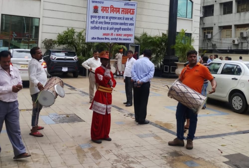 nagar nigam takes home tax by making dugdugi sound near awadh hotel.