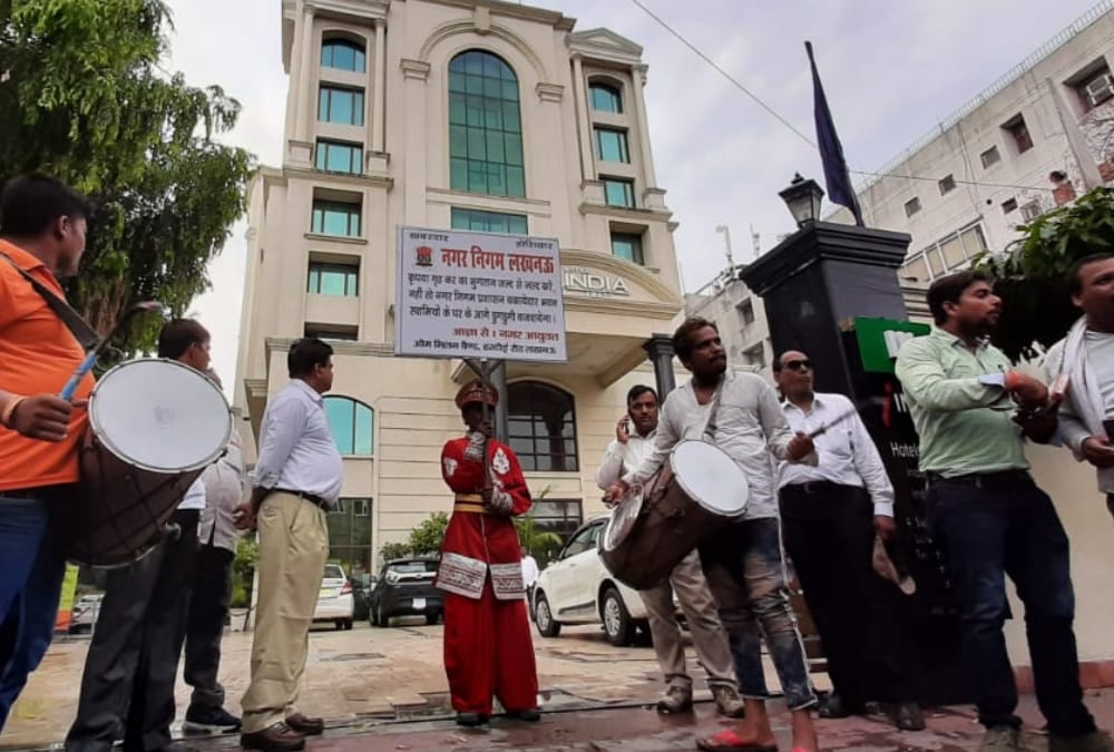 nagar nigam takes home tax by making dugdugi sound near awadh hotel.