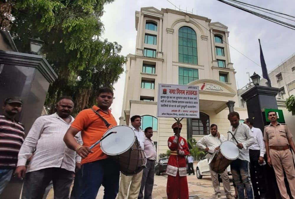 nagar nigam takes home tax by making dugdugi sound near awadh hotel.