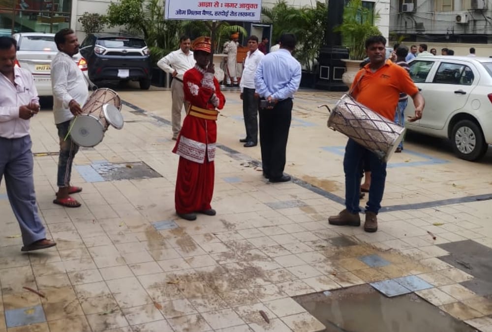 nagar nigam takes home tax by making dugdugi sound near awadh hotel.