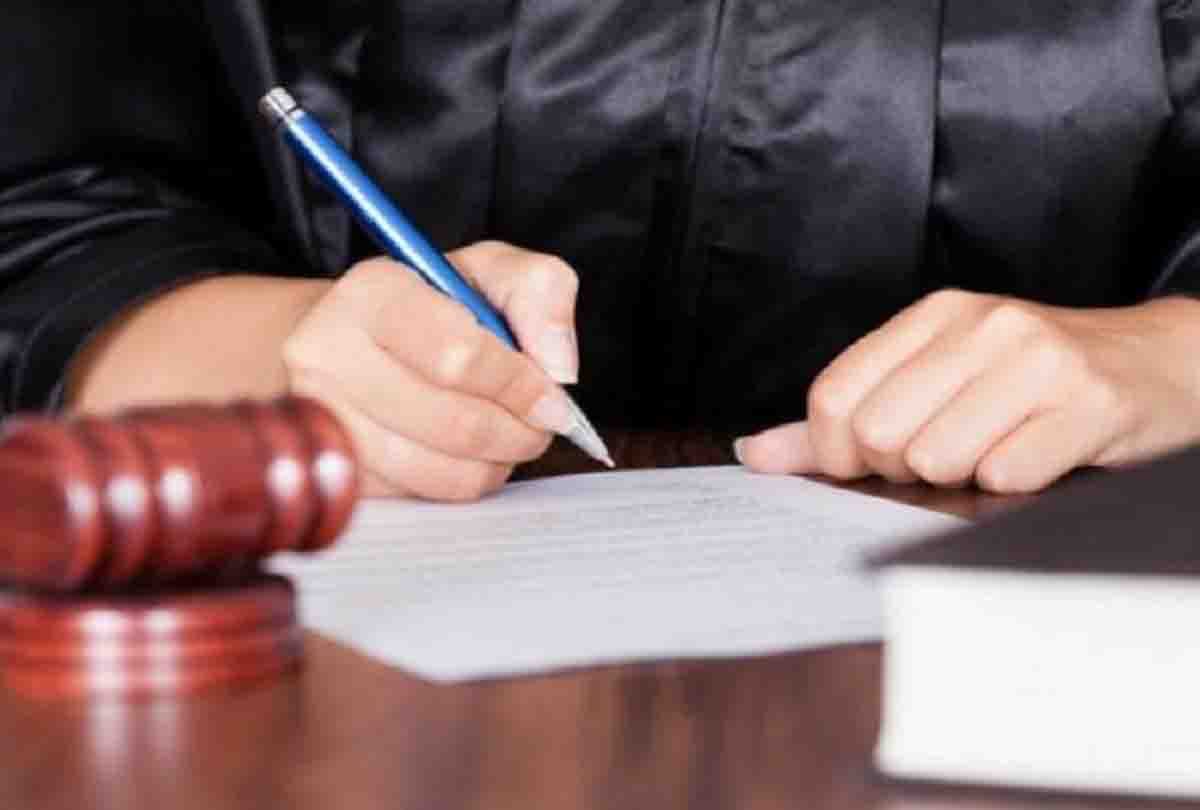Four years imprisonment to four accused for killing and abusing a policeman