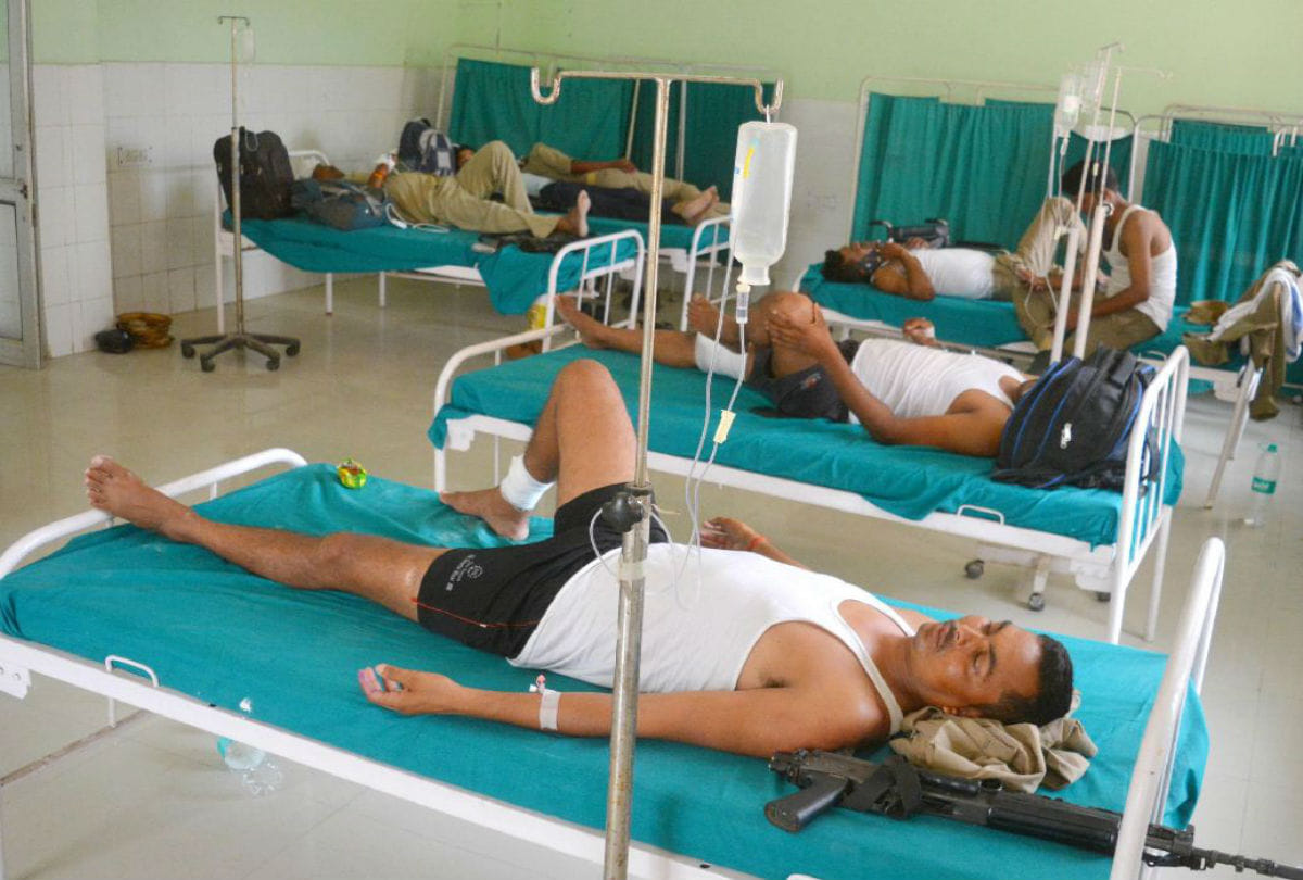 dozen policemen injured in accident on yamuna expressway
