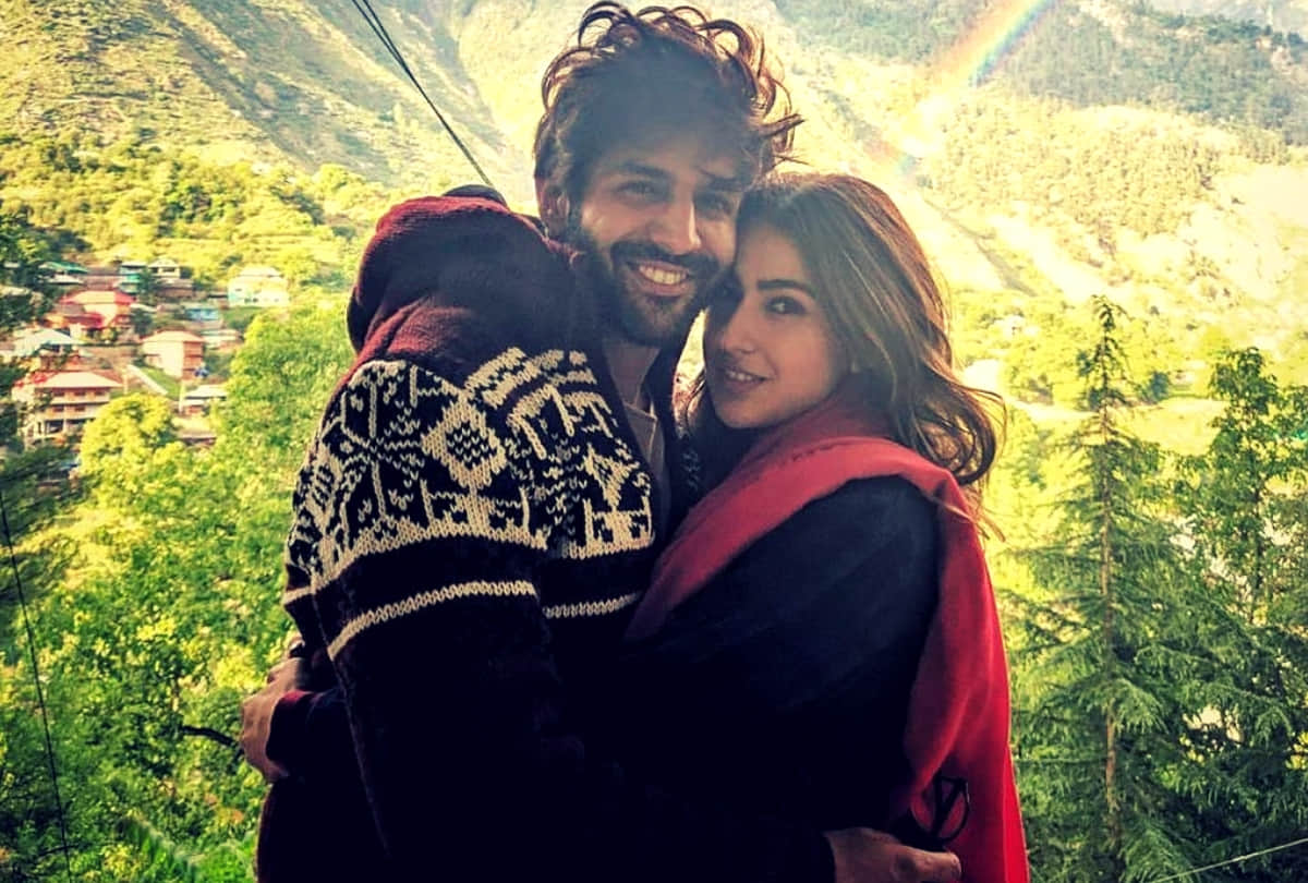 kartik aaryan spot with sara ali khan at the airport