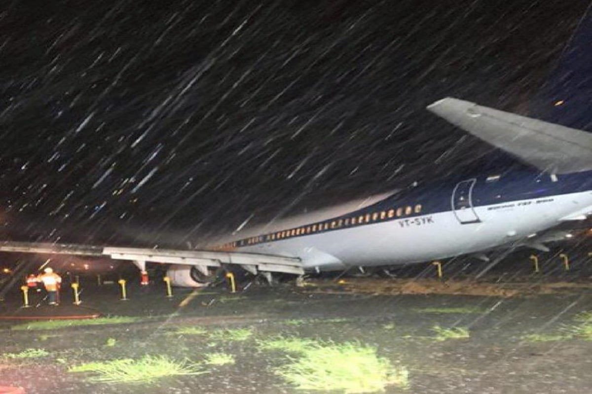 Spicejet jaipur-Mumbai flight overshoots runway while landing at Mumbai Airport