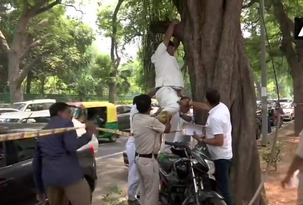 congress worker angry over rahul gandhi resignation attempt to suicide outside congress office delhi