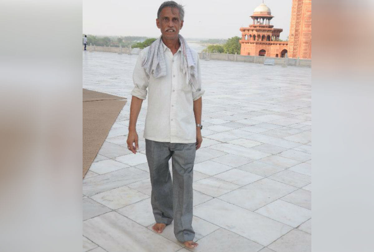 Taj Mahal no shoe cover of Indian tourists over Expensive ticket