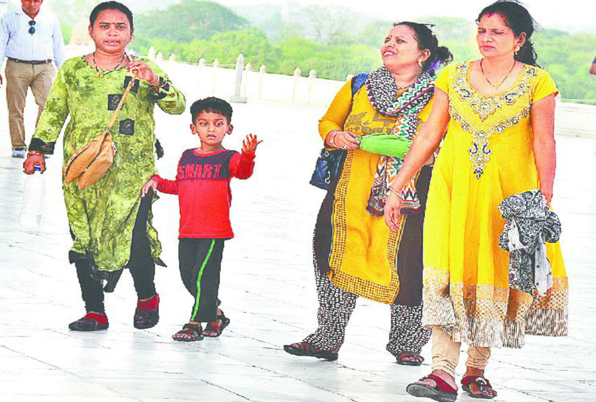 Taj Mahal no shoe cover of Indian tourists over Expensive ticket