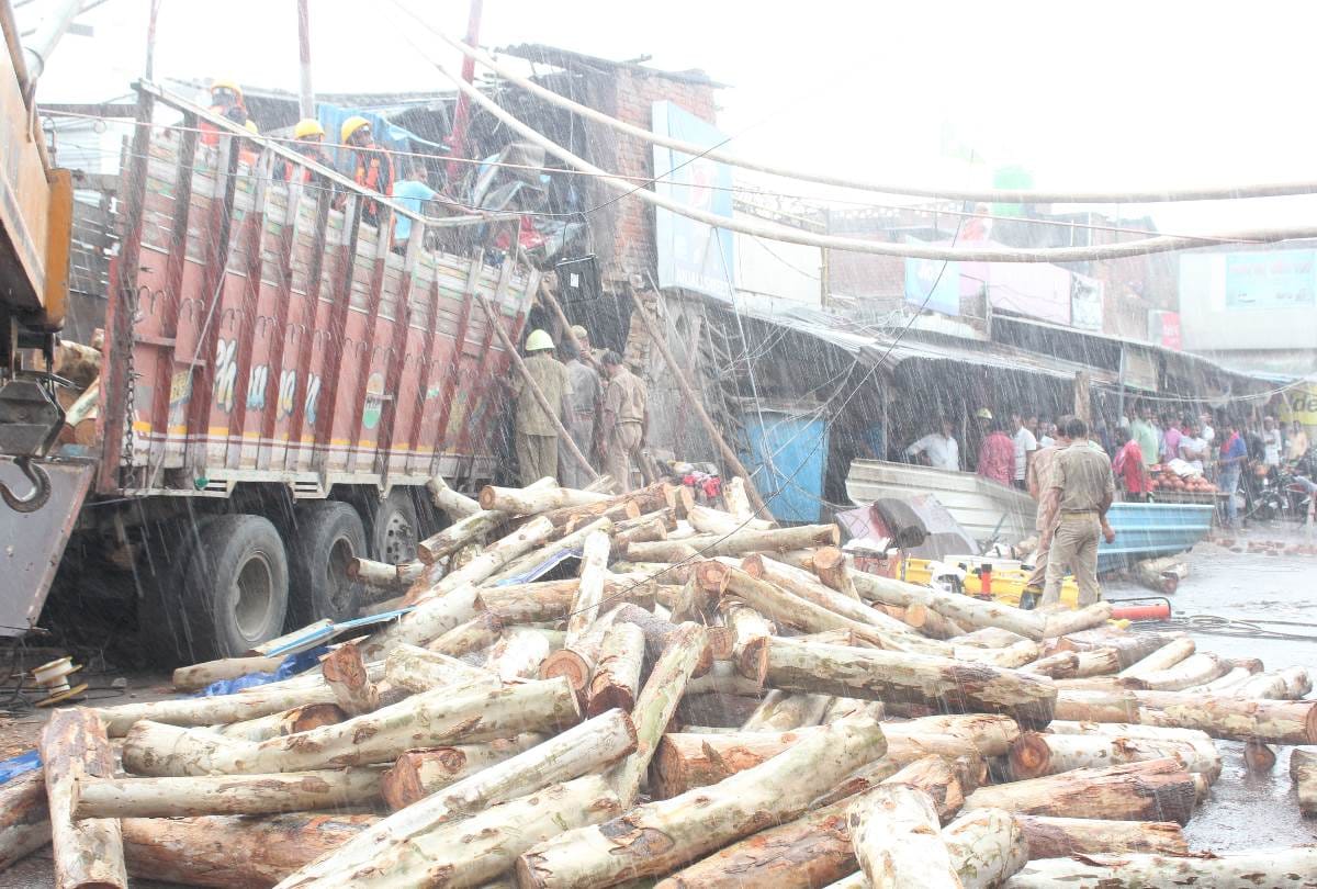 Lucknow News Today truck accident in uthretiya in Lucknow.