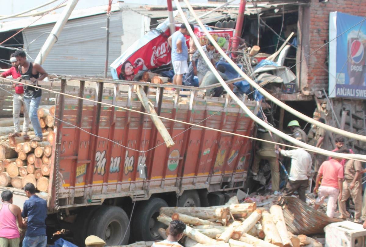 Lucknow News Today truck accident in uthretiya in Lucknow.