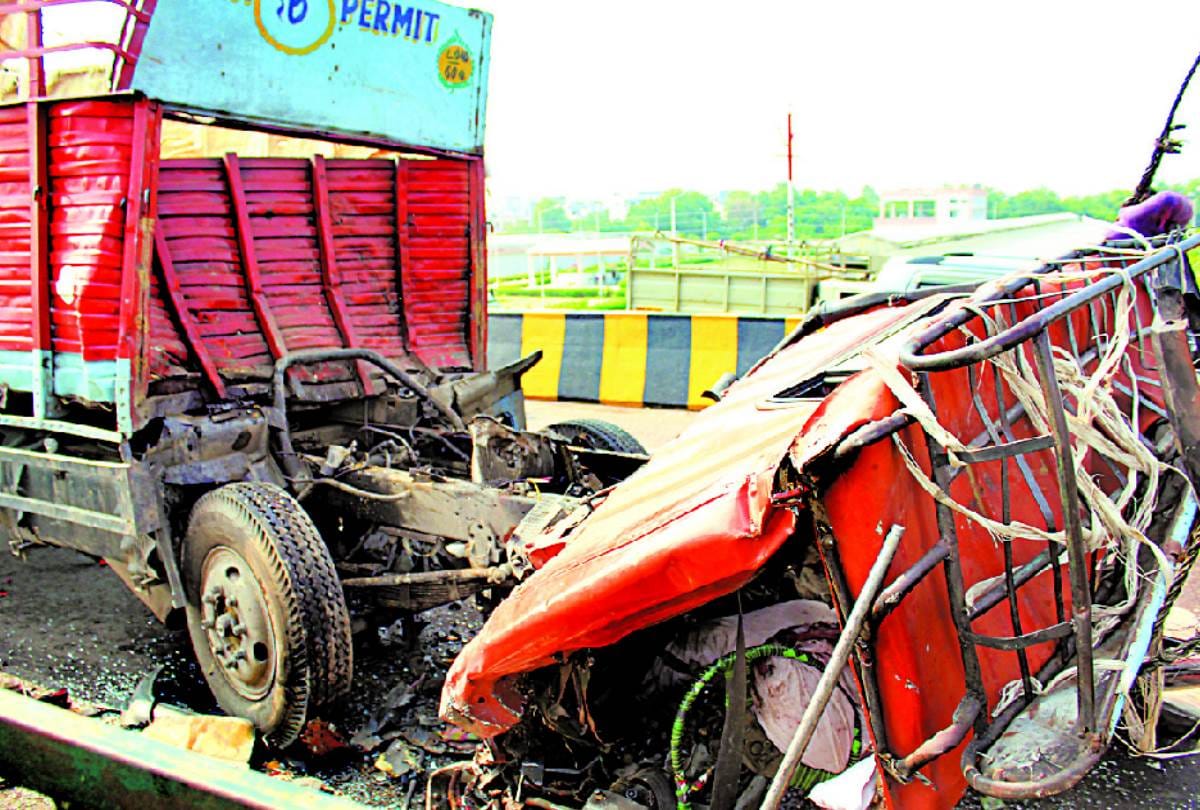 Lucknow News Today truck accident in uthretiya in Lucknow.