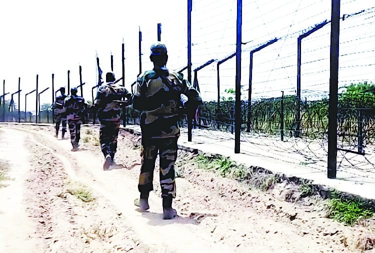 indian army, bsf jawan securing hussainiwala border by facing heatwaves