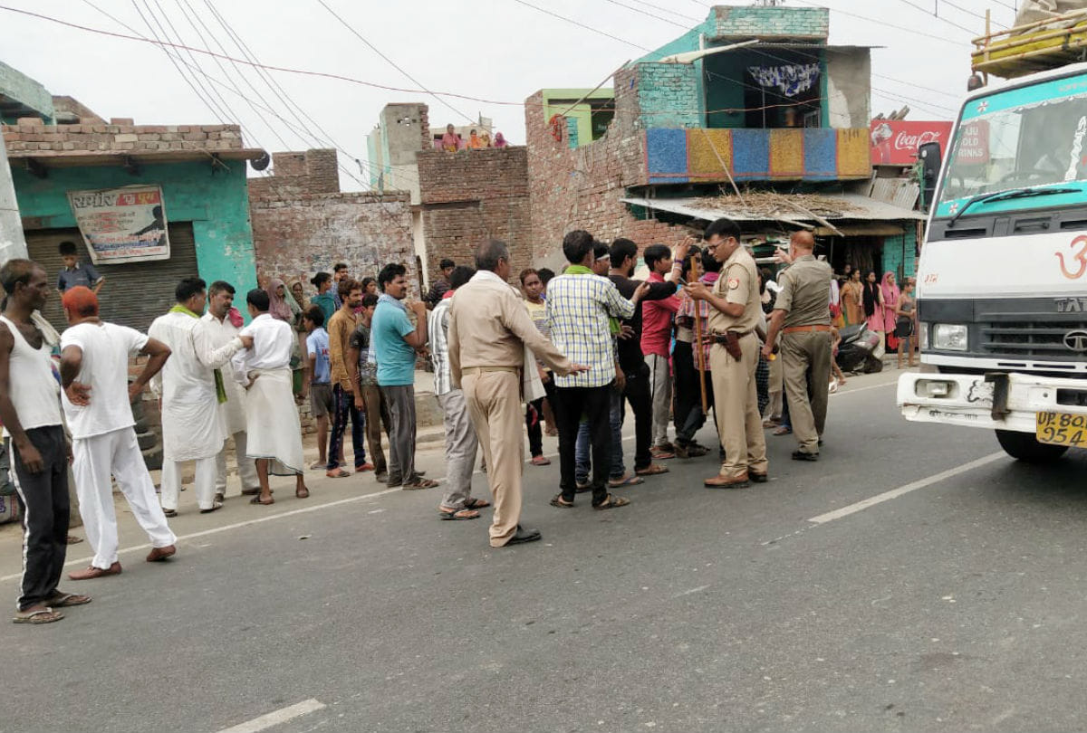 clash and stone pelting between two groups of muslims at agra jaipur highway