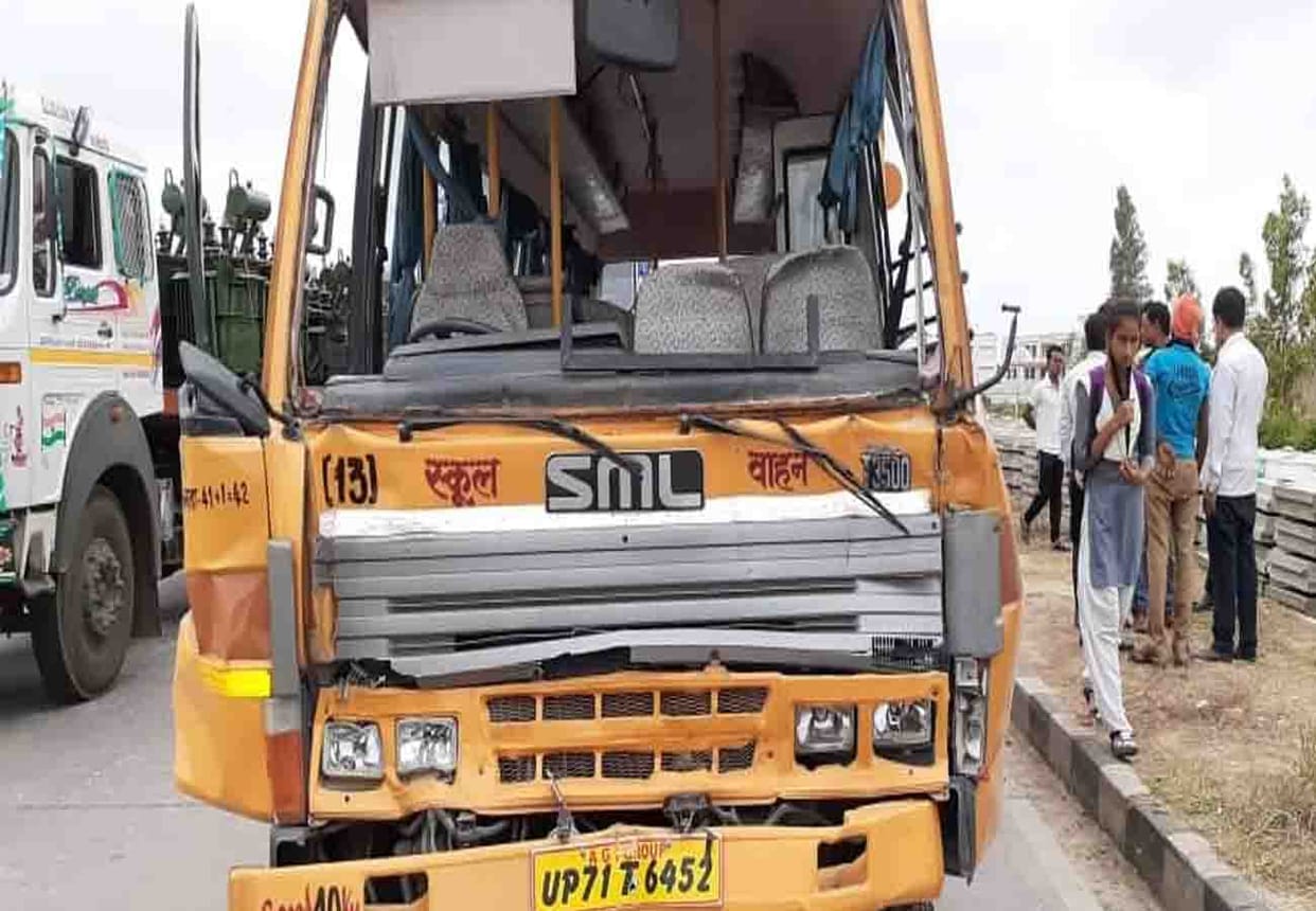 school bus road accident in fatehpur, 30 people injured