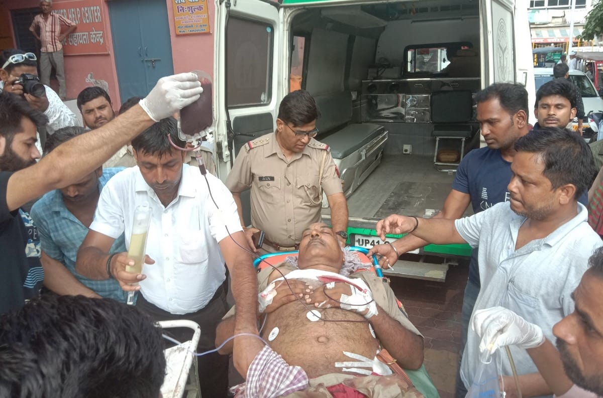 घायल एसआई दुर्ग विजय सिंह।