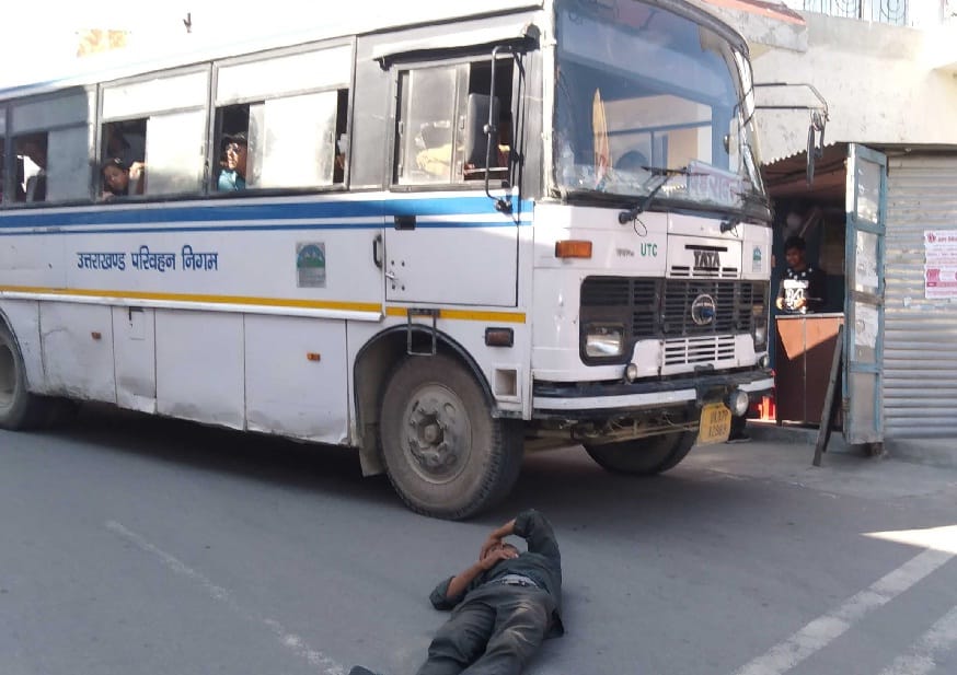 Do not sit on the bus, then lying on the road, drunken