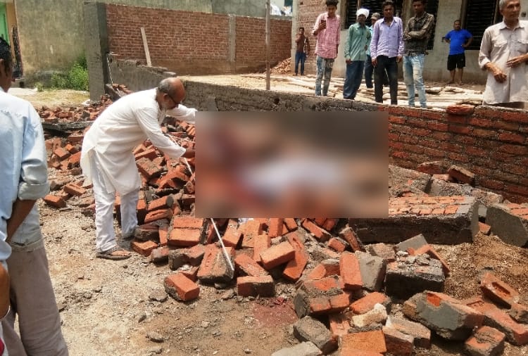 Two People died on spot due to wall collapse In Pathankot Of Punjab